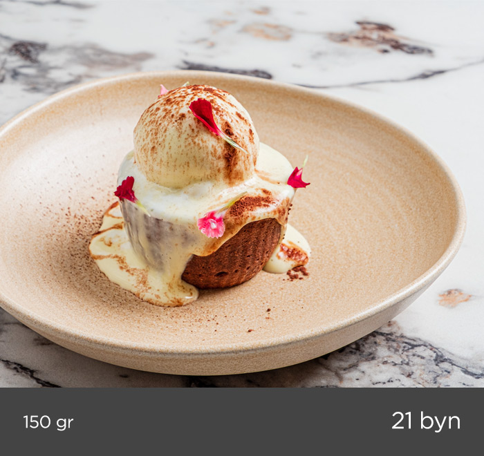 CHOCOLATE FONDANT WITH VANILLA CREAM AND CREAM ENGLISH